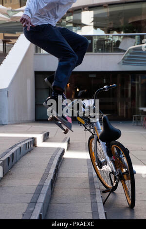 Sydney Australia, il guidatore di skateboard compiendo acrobazie sui passi Foto Stock