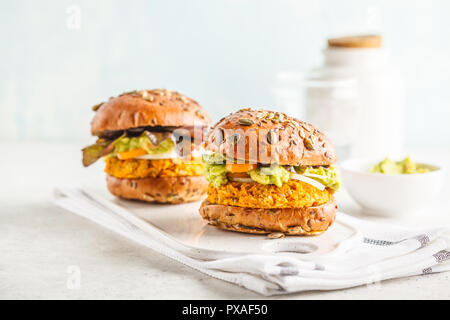 Vegane patata dolce (o zucca) hamburger su sfondo bianco. Hamburger vegetali, avocado, verdure e focacce. Pulire mangiare, impianti alimentari a base di concetto. Foto Stock