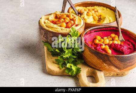 Diversi hummus bocce. Ceci hummus, avocado hummus e barbabietola hummus. Impianto basato dieta alimentare. Foto Stock