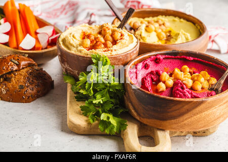 Diversi hummus bocce. Ceci hummus, avocado hummus e barbabietola hummus. Impianto basato dieta alimentare. Foto Stock