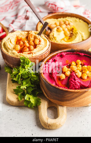 Diversi hummus bocce. Ceci hummus, avocado hummus e barbabietola hummus. Impianto basato dieta alimentare. Foto Stock
