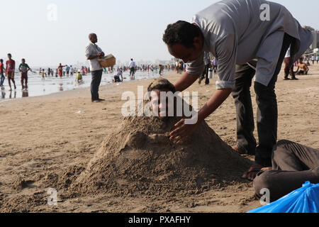Un turista di leggere una scheda sul display in collina magnetica, una popolare attrazione turistica in Ladakh, India Foto Stock