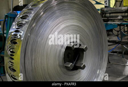 Vista del finito di foglio di alluminio di bobine in uno stabilimento per la produzione di prodotti semilavorati. Foto Stock