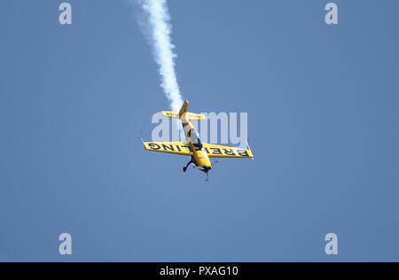 Roma - giugno 3: il pilota italiano Francesco Fornabaio esegue su un Breitling 300 Extra in aereo a Roma International Air Show il 3 giugno 2012 in Foto Stock