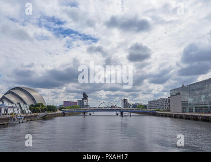 Guardando verso est fino fiume sul fiume Clyde su un estati nuvoloso mattina nel luglio 2018. Glasgow, Scotland, Regno Unito Foto Stock