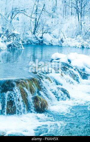 Croazia, Plitvice, cascate gelate nel famoso parco naturale di Plitvicka jezera Foto Stock