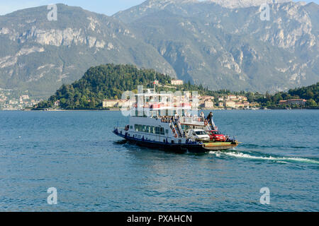 CADENABBIA, Italia - 03 ottobre: caduta di Sun permette di alleggerire il Traghetto lago a storico villaggio turistico sul lago Lario, girato in caduta luminosa luce su Foto Stock