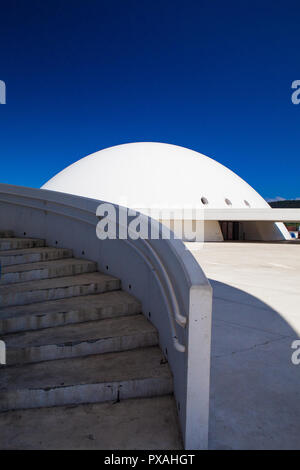 Aviles, Spagna - Luglio 4,2017: Vista di Niemeyer Center building in Aviles. Il centro culturale è stato progettato da architetto brasiliano Oscar Niemeyer. Foto Stock