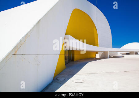 Aviles, Spagna - Luglio 4,2017: Vista di Niemeyer Center building in Aviles. Il centro culturale è stato progettato da architetto brasiliano Oscar Niemeyer. Foto Stock