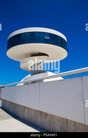 Aviles, Spagna - Luglio 4,2017: Vista di Niemeyer Center building in Aviles. Il centro culturale è stato progettato da architetto brasiliano Oscar Niemeyer. Foto Stock