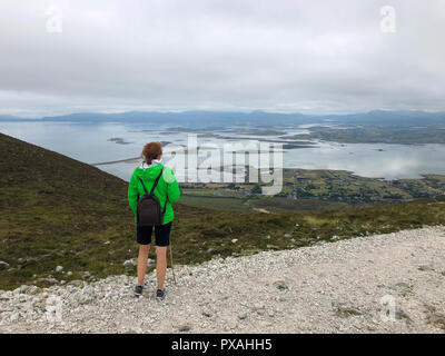 Luglio 10,2017 - Westport Irlanda: il turista sulla strada che dalla cima della montagna. Vista da Croagh Patrick montagna in Co. Mayo, Westport, West Foto Stock