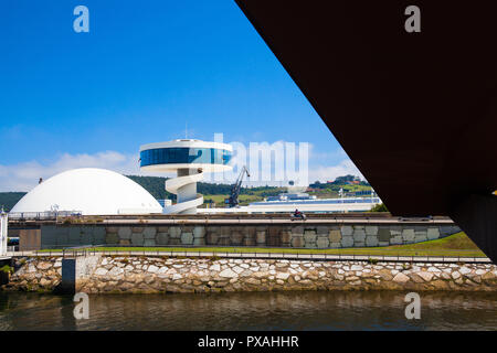 Aviles, Spagna - Luglio 4,2017: Vista di Niemeyer Center building in Aviles. Il centro culturale è stato progettato da architetto brasiliano Oscar Niemeyer. Foto Stock