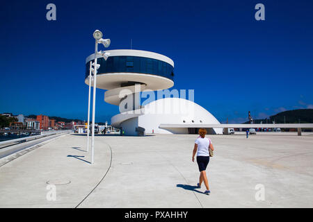 Aviles, Spagna - Luglio 4,2017: Vista di Niemeyer Center building in Aviles. Il centro culturale è stato progettato da architetto brasiliano Oscar Niemeyer. Foto Stock