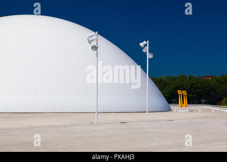 Aviles, Spagna - Luglio 4,2017: Vista di Niemeyer Center building in Aviles. Il centro culturale è stato progettato da architetto brasiliano Oscar Niemeyer. Foto Stock