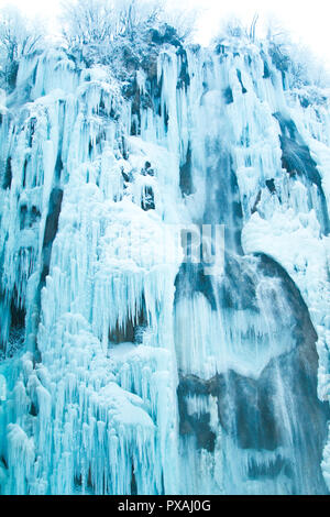 Croazia, Plitvice, cascate di ghiaccio in inverno nel famoso parco naturale di Plitvicka jezera Foto Stock