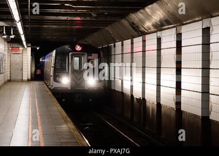 New York, NY; Agosto 2018: NYC treni della metropolitana di avvicinamento e lasciando una stazione della metropolitana Foto Stock