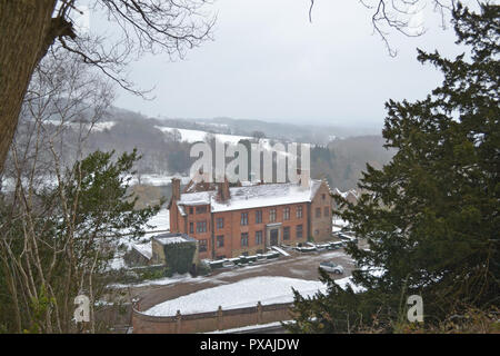 Chartwell, Winston Churchill's home, visto dalla collina di naviganti percorso ad anello, marzo 2018. Viste del Kent Weald oltre Foto Stock