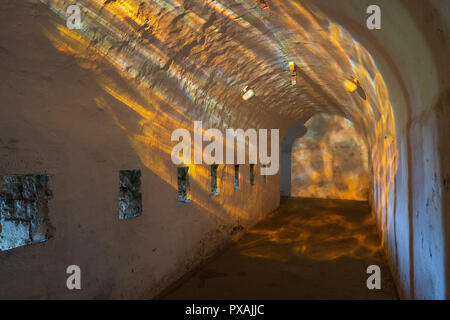 Tunnel illuminato in una cittadella Foto Stock