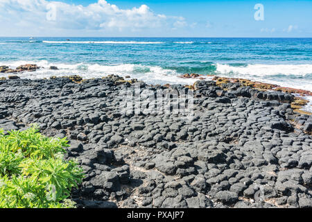 Vista di rocce laviche spiaggia lungo la costa di Spouting Horn, Kauai, Hawaii Foto Stock