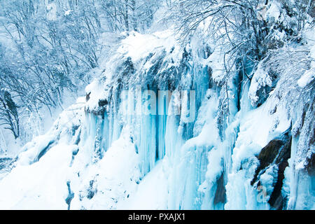 Croazia, Plitvice, cascate di ghiaccio in inverno nel famoso parco naturale di Plitvicka jezera Foto Stock
