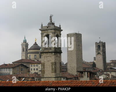 Catedrale e torre di bergamo visto dalla rocca Foto Stock