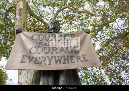 "Coraggio chiamate al coraggio ovunque' - Gillian indossando la statua in bronzo di Millicent Fawcett in piazza del Parlamento, London, England, Regno Unito Foto Stock