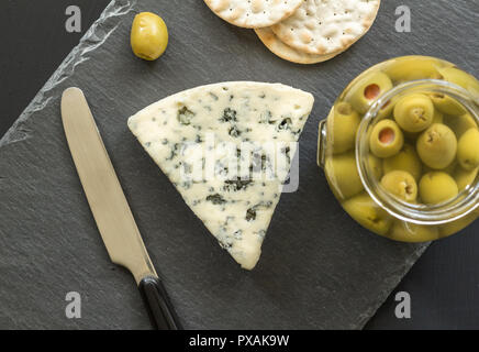 Il Roquefort cuneo top visualizza foto con cracker e olive verdi Foto Stock