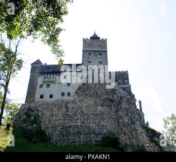 Castello di Bran, noto anche come Castello di Dracula, associato con VladII, l'Impalatore, situato nei pressi di Brasov, tra la Transilvania e la Valacchia in Romania. Foto Stock