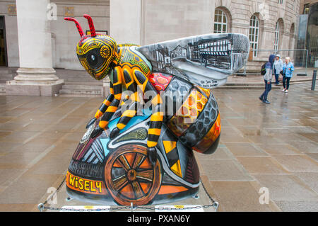 'Bee Lieve' a Manchester, da kELzO. Uno dei Bee nella città sculture, Piazza San Pietro, Manchester, Regno Unito. Foto Stock