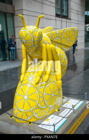 I Wanna Bee adorato da Lesley Hamilton. Uno dei Bee nella città sculture, Spinningfields, Manchester, Regno Unito. Foto Stock