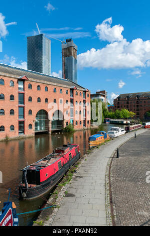 Il Merchants' magazzino con la Piazza di Deansgate condomini dietro. Dal Bridgewater Canal a Castlefield bacino, Manchester, Inghilterra, Regno Unito. Foto Stock