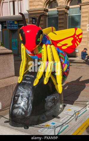 L'homing Bee, da C'Arte Dawes. Uno dei Bee nella città sculture, St. Anne's Square, Manchester, Regno Unito. Foto Stock