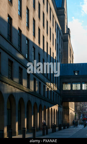 Nel tardo pomeriggio sole sul municipio edificio di estensione e passerella, Lloyd Street, Manchester, Inghilterra, Regno Unito Foto Stock