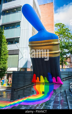 Gonfiabile gigante pennello con colori dell'arcobaleno, celebrando Pride Festival. Presso la Avenue, Spinningfields, Manchester, Inghilterra, Regno Unito Foto Stock