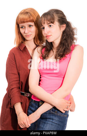 Ritratto di due abbracciando fidanzate o sorelle. Isolato su uno sfondo bianco Foto Stock