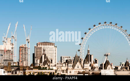 Lo skyline di Londra in una limpida giornata blu con il London Eye e la costruzione sul display Foto Stock