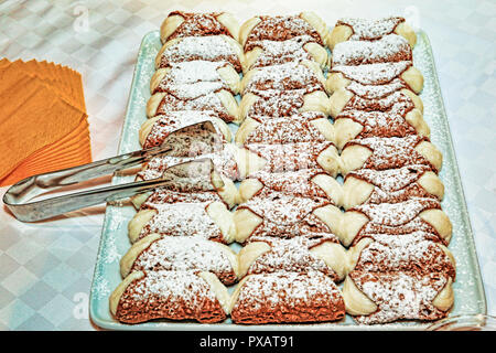 Facciamo parte con molti tipici cannoli siciliani ripieni di ricotta e canditi Foto Stock