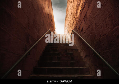 Vecchie scale di pietra ascendente da prigione a cielo Foto Stock