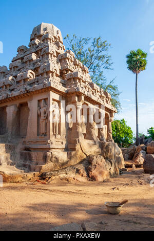 Mahabalipuram è un antica città portuale vicino Chennai noto per la sua 6th-secolo rock-cut templi, un sito Patrimonio Mondiale dell'UNESCO. Foto Stock