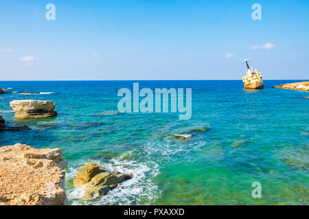 Abbandonato arrugginito relitto della nave EDRO III in Pegeia, Paphos, Cipro. Si è arenata sulle rocce Peyia a kantarkastoi grotte marine, Coral Bay, Pafos, permanente al Foto Stock