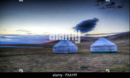 Il Cloud oltre la yurta presso la riva di Song Kol all'alba in Kirghizistan Foto Stock