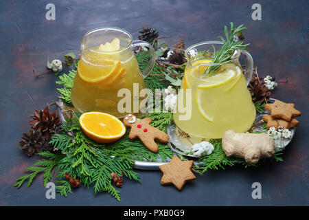 Vacanze di Natale bevande calde - Nozione di festosa menu da bar. Lampone, arancione e il tè di mirtillo palustre. Foto Stock