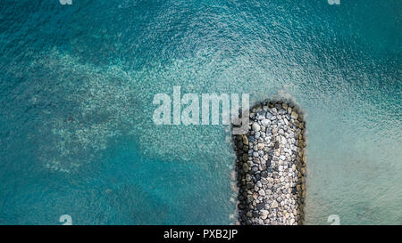 Drone vista dall'alto di tetrapods Foto Stock