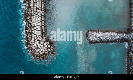 Drone vista dall'alto di tetrapods Foto Stock