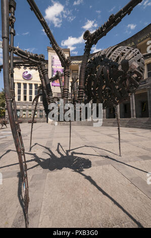 Armenia, Yerevan, Charles Aznavour Square, arte pubblica Foto Stock