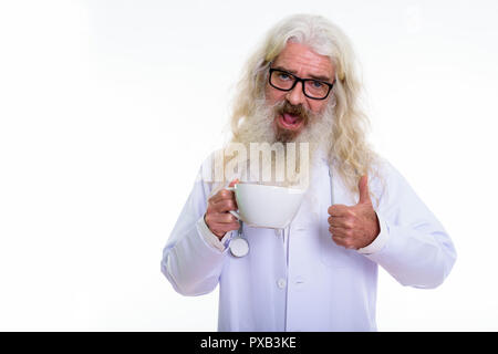 Studio shot di felice senior uomo barbuto medico sorridere mentre giv Foto Stock