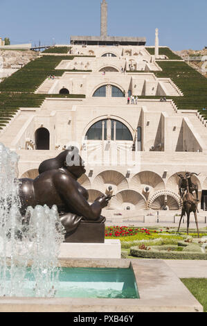 Armenia, Yerevan, Yerevan cascata, Cafesjian Centro per le arti, donna di fumare una sigaretta di scultura, Fernando Botero, 1987 Foto Stock