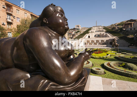 Armenia, Yerevan, Yerevan cascata, Cafesjian Centro per le arti, donna di fumare una sigaretta di scultura, Fernando Botero, 1987 Foto Stock