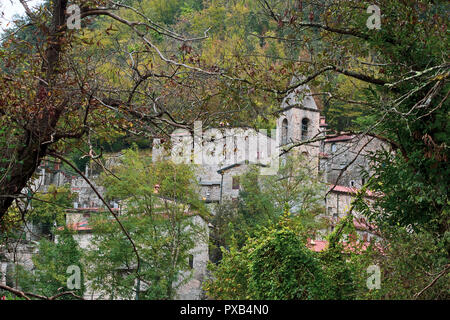 Equi Terme, bellissima medievale villaggio termale nelle Alpi Apuane montagne, Toscana, Italia. L'autunno. Famosa per il suo zolfo Zolfo acqua a molla. Foto Stock