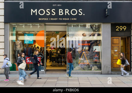 Un ramo di Moss Bros menswear ai negozi di Oxford Street, Londra. Foto Stock